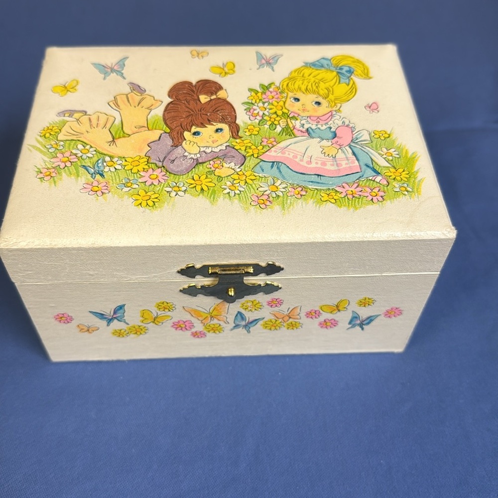 VINTAGE JEWLERY BOX